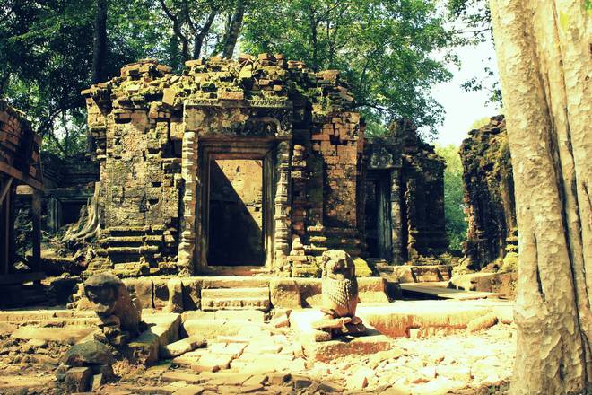 Thời gian, chiến tranh và con người đã tàn phá một trong những công trình kiến trúc vĩ đại của nền văn minh Angkor. Các công trình phụ cận xung quanh đền tháp chính đang được bảo tồn và gìn giữ trong cấp bách.
